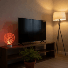 Rozsvietena akrylova lampa Mandala s vazkou v červenom svetle