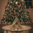 Drevený betlehem s miestom pre čajovú sviečku pod stromčekom